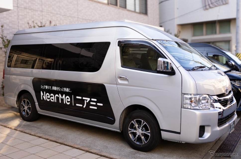 共同開発の「シェア乗り車両」はトヨタ『ハイエースワゴン』をベースに8名分の後部座席エリアを4名分のシートに改造《写真提供 NearMe》