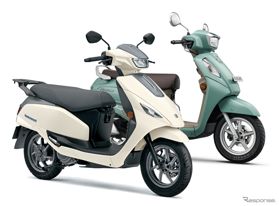 写真はスズキの二輪車バッテリーEV『e-ACCESS』(左)とエンジン車の『ACCESS』(右)《写真提供 スズキ》