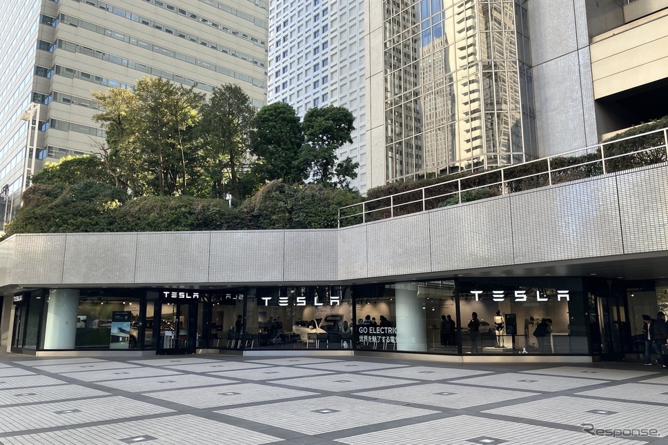 テスラ新宿《写真撮影 高木啓》