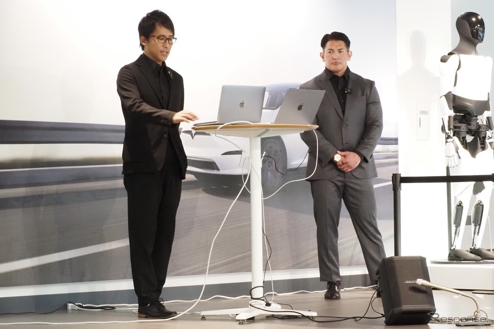 テスラジャパンの橋本代表(向かって右)と大塚マーケティングマネジャー《写真撮影 高木啓》