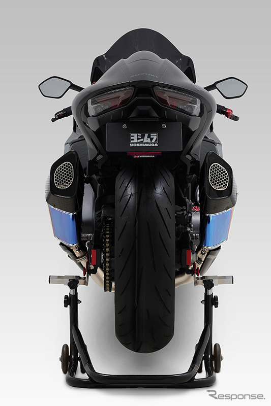 機械曲 R-11Sq R チタンサイクロン 2本出し 政府認証:走り去る後ろ姿に余韻が残るリアスタイル《写真提供 ヨシムラジャパン》