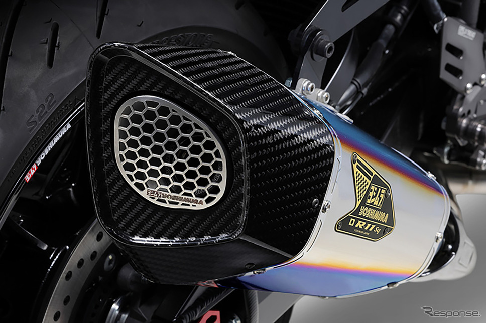 機械曲 R-11Sq R チタンサイクロン 2本出し 政府認証:カーボンファイバーと網目状の排気口が特徴的なリアスタイル《写真提供 ヨシムラジャパン》