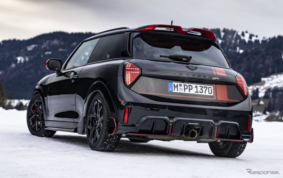 MINI「ジョン・クーパー・ワークス」(JCW)新型向けの新たな純正アクセサリー装着車《photo by MINI》