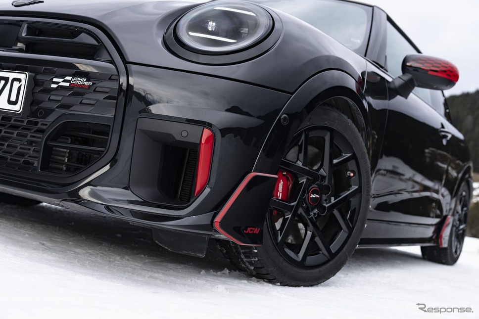 MINI「ジョン・クーパー・ワークス」(JCW)新型向けの新たな純正アクセサリー装着車《photo by MINI》