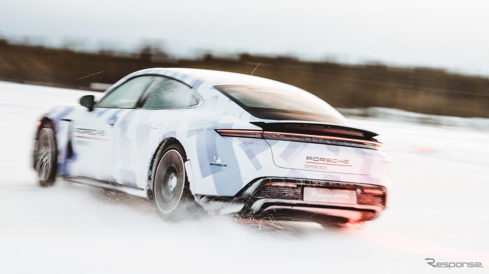 ポルシェ『タイカン』が氷上EV連続ドリフトでギネス世界新記録。17.503kmを走破《photo by Porsche》