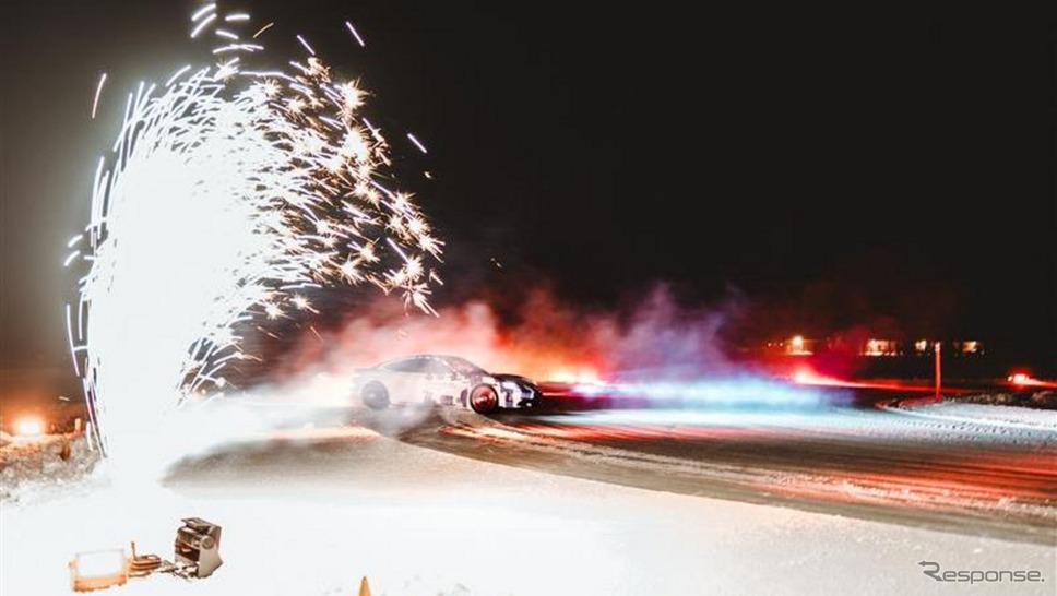 ポルシェ『タイカン』が氷上EV連続ドリフトでギネス世界新記録。17.503kmを走破《photo by Porsche》