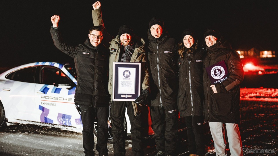 ポルシェ『タイカン』が氷上EV連続ドリフトでギネス世界新記録。17.503kmを走破《photo by Porsche》