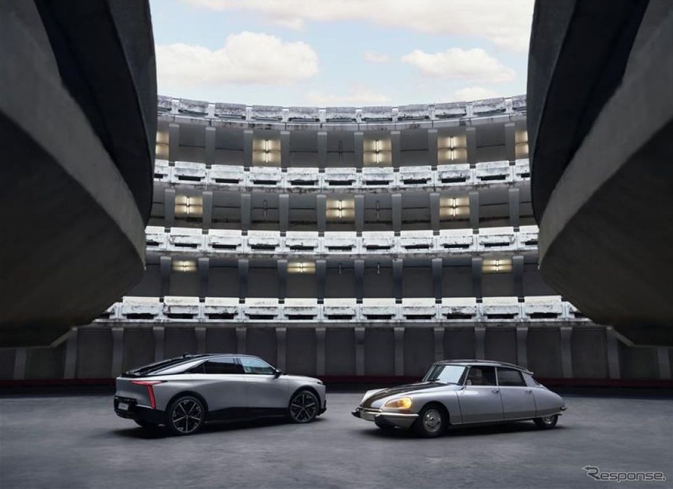 1969年製の『DS 21 パラス』(右)と最新モデルの『DS N°8』《photo by DS》