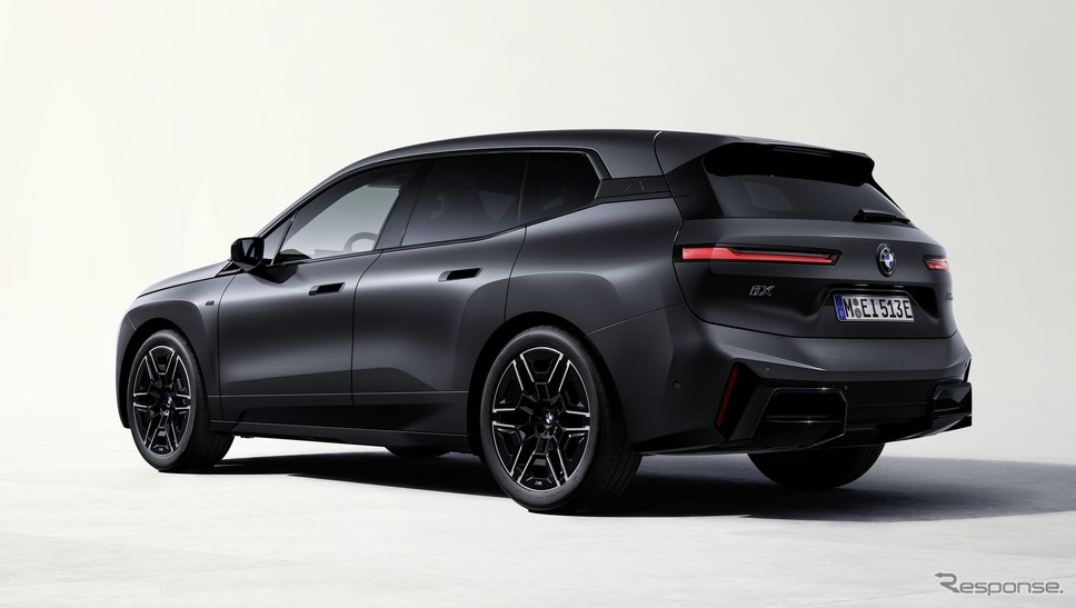 BMW『iX』改良新型の「M70 xDrive」《photo by BMW》