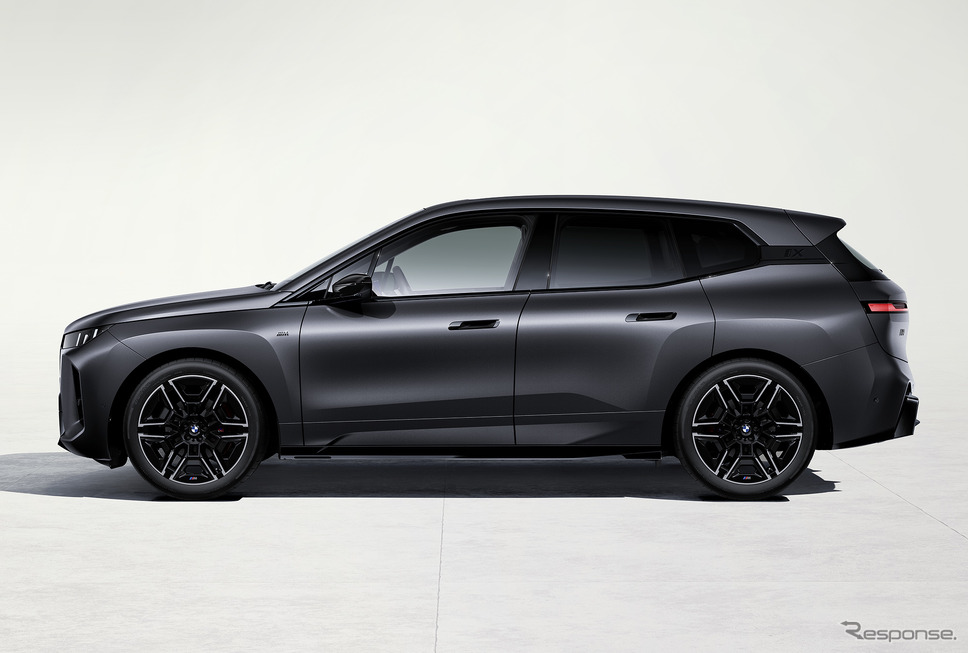 BMW『iX』改良新型の「M70 xDrive」《photo by BMW》