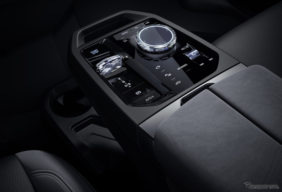 BMW『iX』改良新型の「M70 xDrive」《photo by BMW》