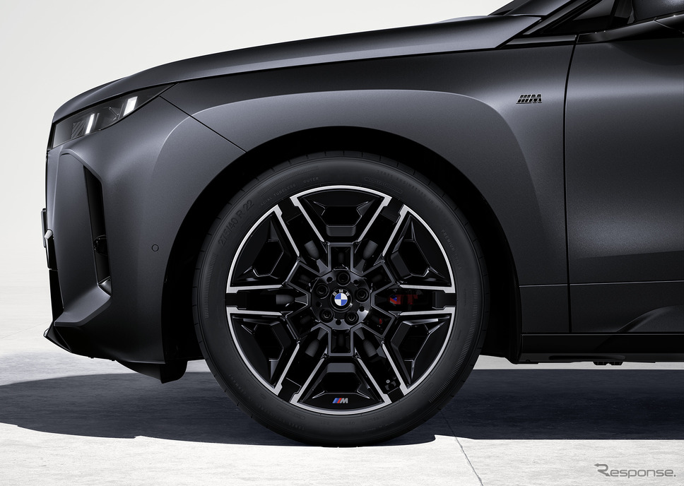 BMW『iX』改良新型の「M70 xDrive」《photo by BMW》