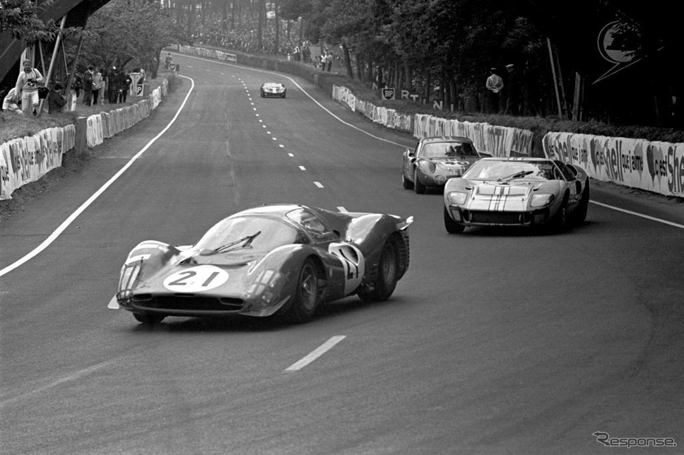 1966年ルマン、写真先頭はバンディーニ/ギシェのフェラーリ、続いてマイルズ/ハルムのフォード。 《photo (c) Getty Images》