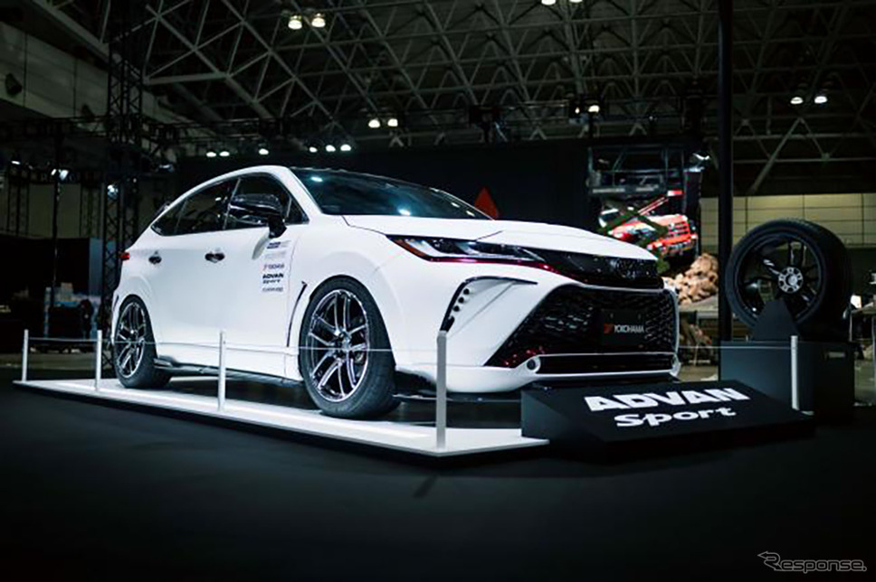 人気のエアロパーツブランド・アーティシャンスピリッツのフルエアロを装備したトヨタ・『ハリアー』にADVAN Sport V107を装着展示《画像提供 BLITZ》