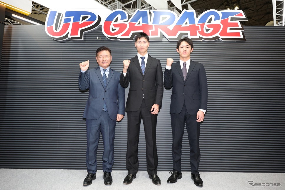 左から石田誠監督、小林崇志選手、野村勇斗選手《写真提供 アップガレージ》