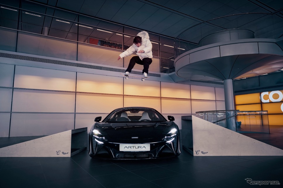 堀米雄斗選手がマクラーレン『アルトゥーラ』をスケートボードで飛び越える《photo by mclaren》