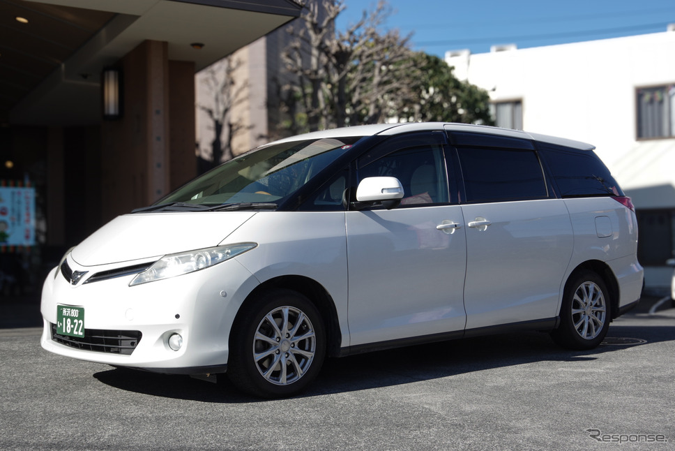 主流になりつつあるという「バン型」の霊柩車。色も黒にこだわらず白やシルバーも増えている《写真撮影 宮崎壮人》