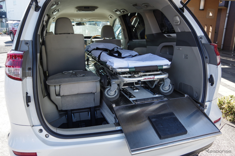 「バン型」霊柩車は室内も広く、従来型よりも多人数が乗車できる《写真撮影 宮崎壮人》