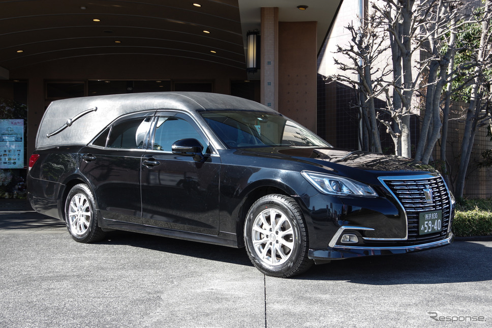 現在広く使われる「洋型」の霊柩車。トヨタクラウンがベースとなっている《写真撮影 宮崎壮人》
