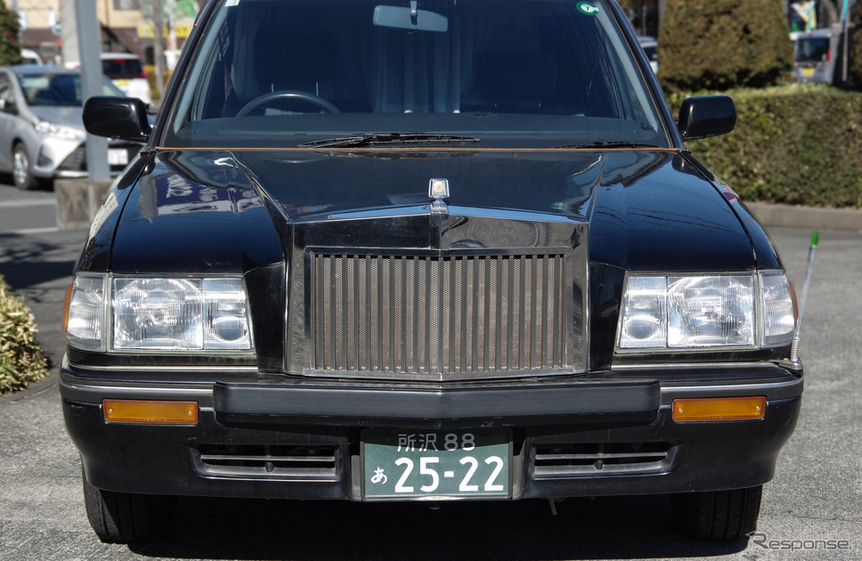 1995年式クラウンの霊柩車《写真撮影 宮崎壮人》