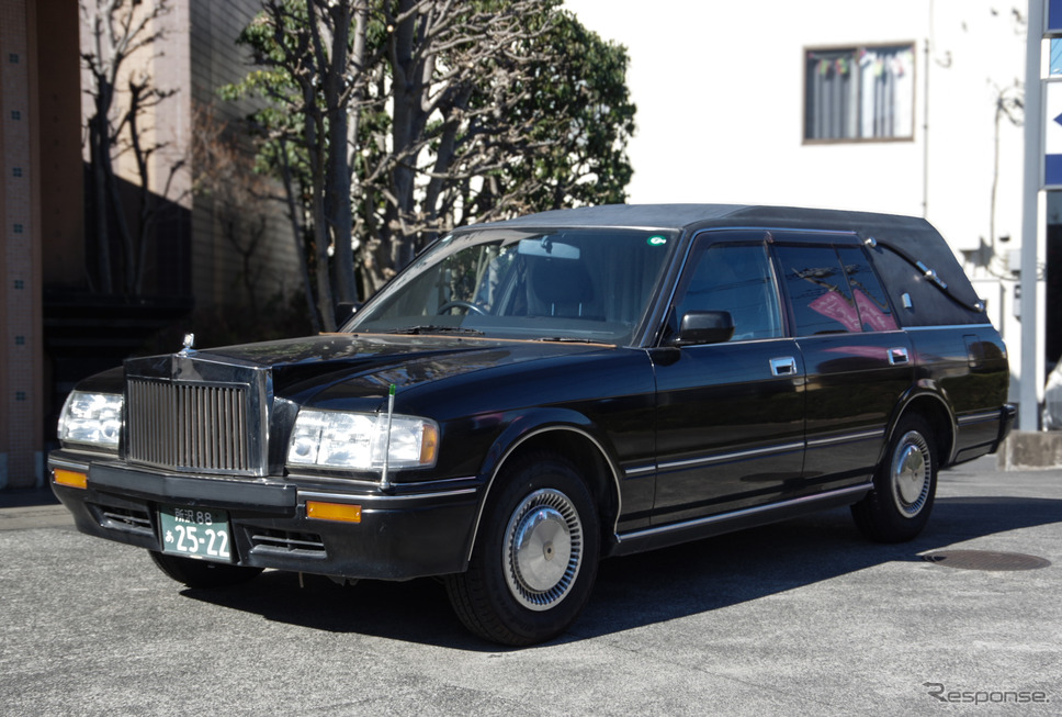 1995年式クラウンの霊柩車《写真撮影 宮崎壮人》