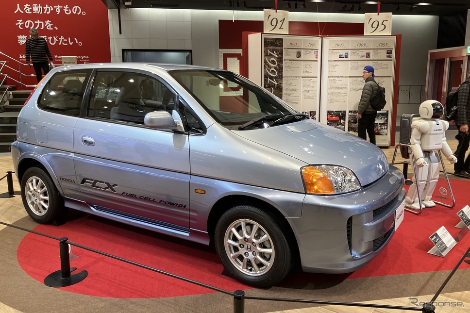 ホンダ青山ビル1階:ホンダウェルカムプラザ青山、FCX《写真撮影 高木啓》