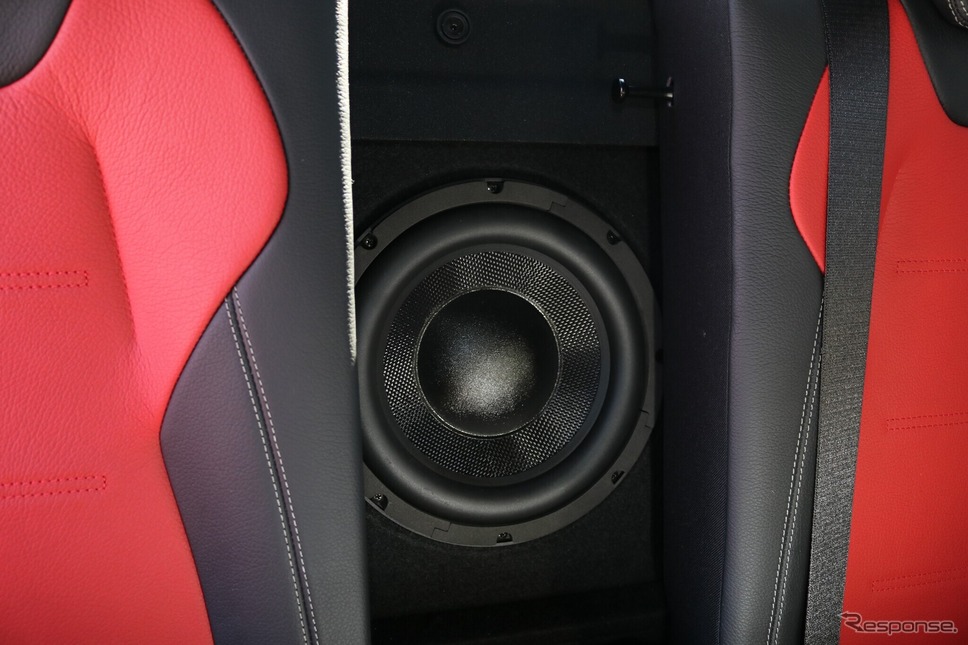 サブウーファーユニットに選んだのはローヤル産業のRJ250。オーナーが同シリーズの音が気に入ってフルシステムで導入を決めた。