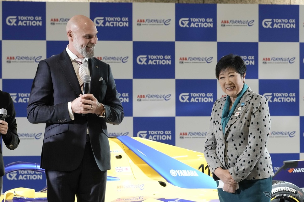 ドッズCEO(向かって左)と小池知事《写真提供 フォーミュラE》