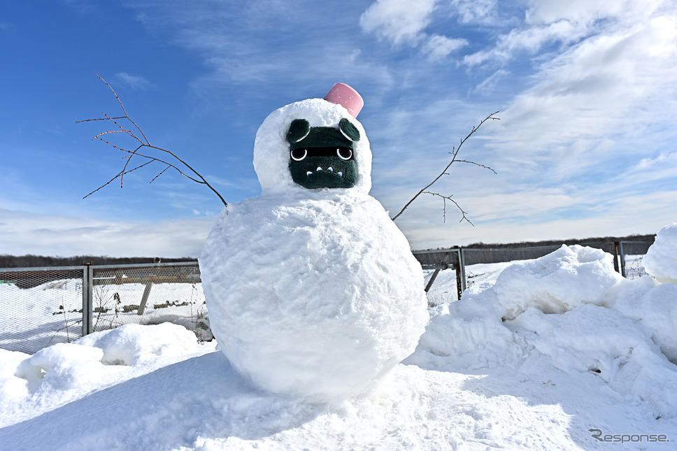 雪だるまに埋まったデリ丸。《写真撮影 雪岡直樹》