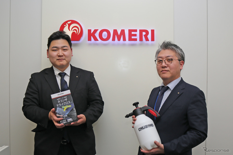 日用品・家電・カー・レジャー用品商品部の中川浩平氏(右)/崔 善基(チェ ソンギ)氏(左)《写真撮影 土田康弘》