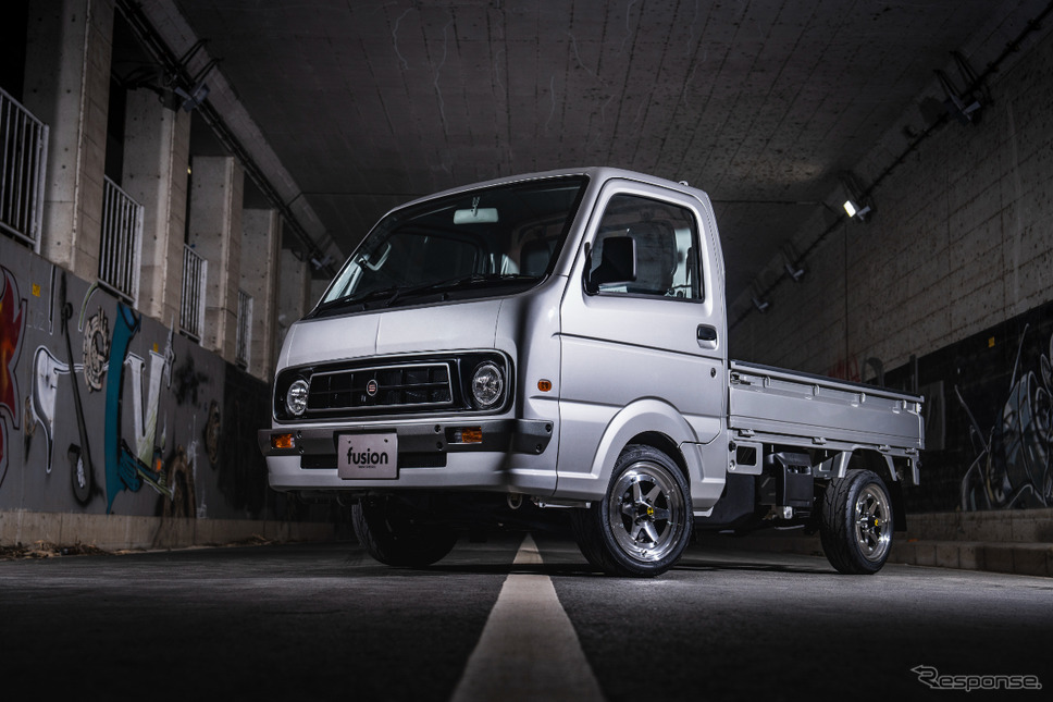 新しくカタログに掲載されているスーパーキャリイ専用のフェイスリフトキットを装着したデモカー《写真提供 ラスター》