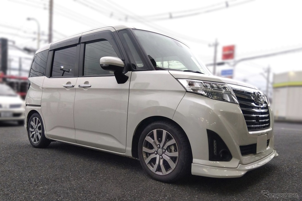 テイン フルスペック車高調 フレックスZ ダイハツ・トールカスタム装着例(ダウン量:フロント 30mmダウン / リア 35mmダウン)《画像提供 テイン》