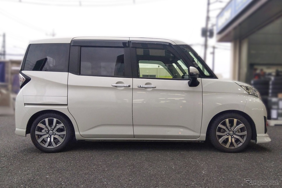 テイン フルスペック車高調 フレックスZ ダイハツ・トールカスタム装着例(ダウン量:フロント 30mmダウン / リア 35mmダウン)《画像提供 テイン》