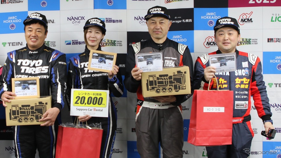 優勝の「WISTERIA with TOYO TIRES」(左)と3位入賞の「チーム・トライバル」(右)《写真提供 トーヨータイヤ》