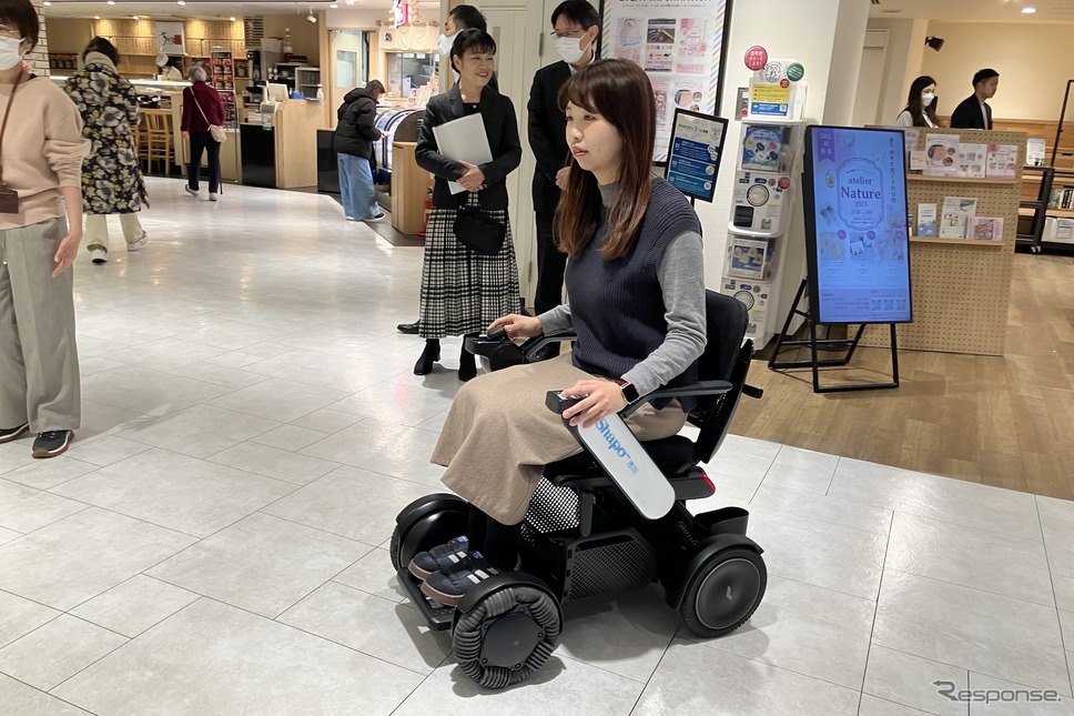 駅直結ショッピングセンターのシャポー市川で近距離モビリティ『WHILL』の無料レンタル《写真撮影 高木啓》
