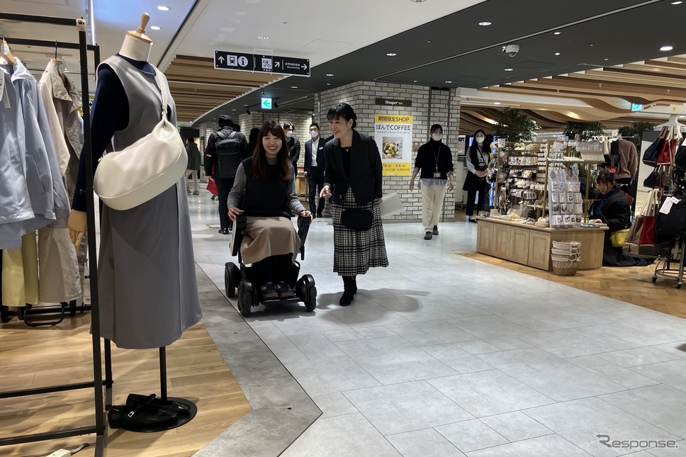 駅直結ショッピングセンターのシャポー市川で近距離モビリティ『WHILL』の無料レンタル《写真撮影 高木啓》