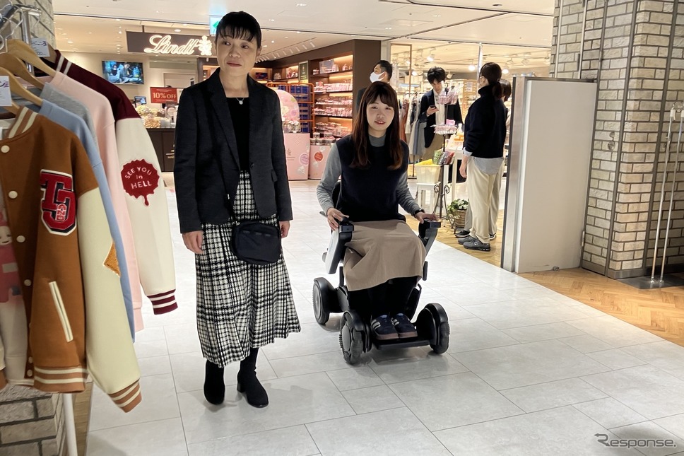 駅直結ショッピングセンターのシャポー市川で近距離モビリティ『WHILL』の無料レンタル《写真撮影 高木啓》
