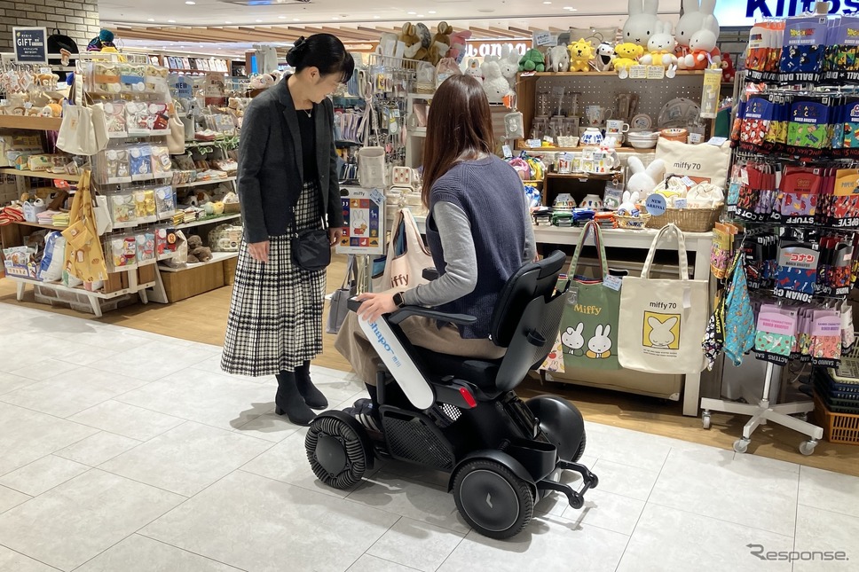 駅直結ショッピングセンターのシャポー市川で近距離モビリティ『WHILL』の無料レンタル《写真撮影 高木啓》