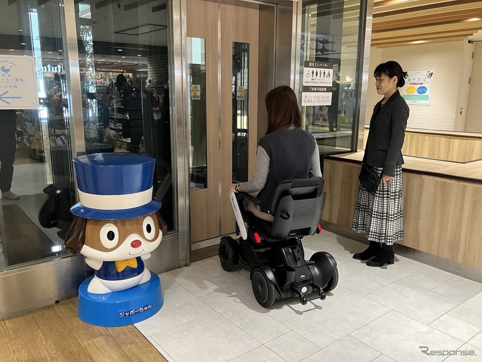 駅直結ショッピングセンターのシャポー市川で近距離モビリティ『WHILL』の無料レンタル《写真撮影 高木啓》