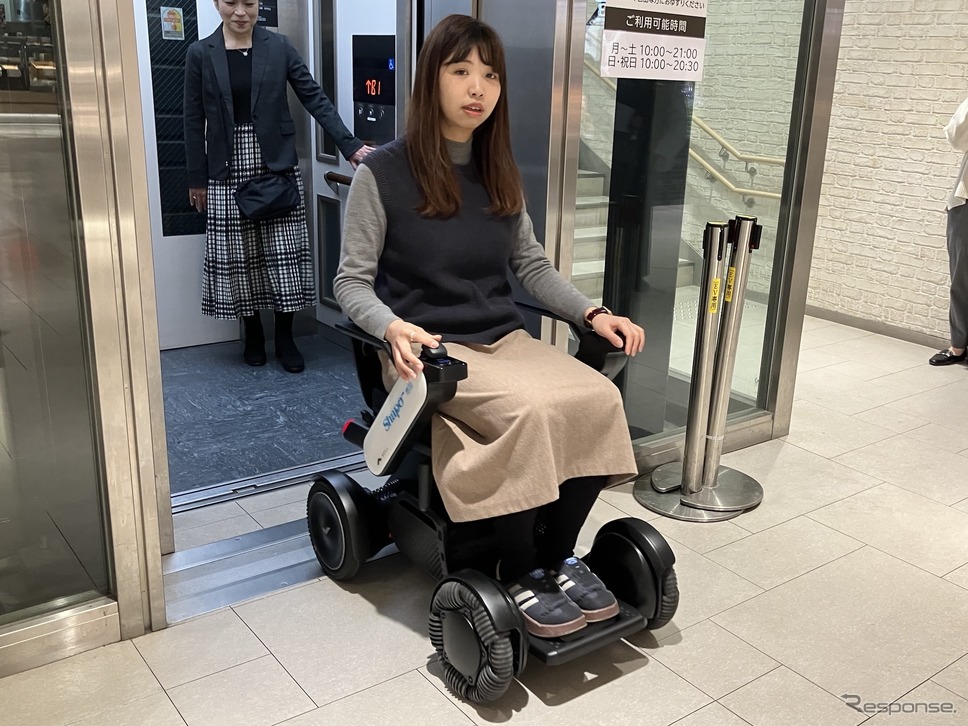 駅直結ショッピングセンターのシャポー市川で近距離モビリティ『WHILL』の無料レンタル《写真撮影 高木啓》