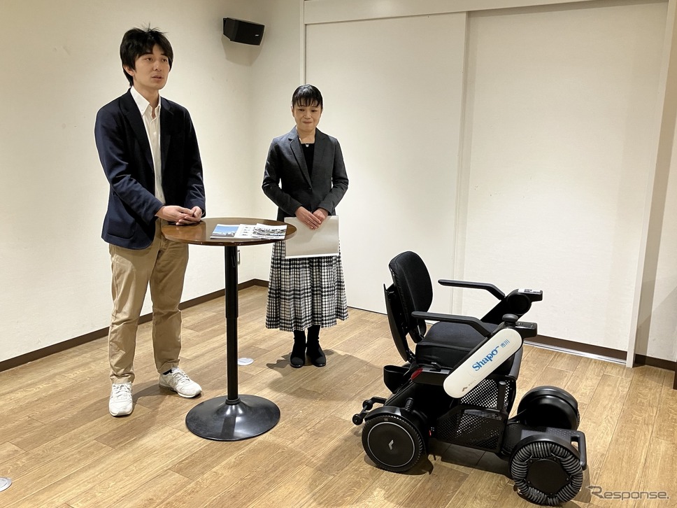 WHILL社の杉浦本部長(向かって左)とジェイアール東日本都市開発の柳澤執行役員《写真撮影 高木啓》