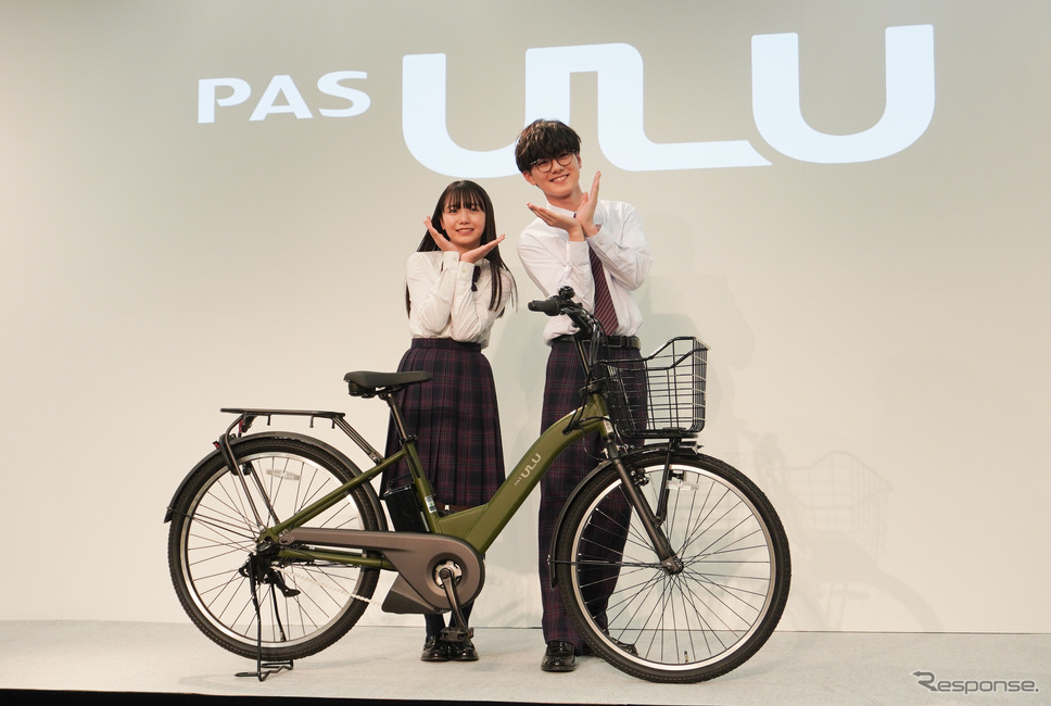 ヤマハの通学モデルの新型電動アシスト自転車『PAS ULU』と、CMキャラクターの稲垣来泉さん、小田推真さん《写真撮影 宮崎壮人》