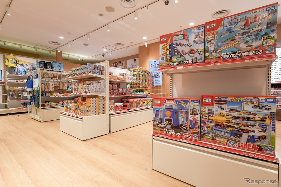 トミカ・プラレールショップ東京店 (c) TOMY《写真提供 タカラトミー》
