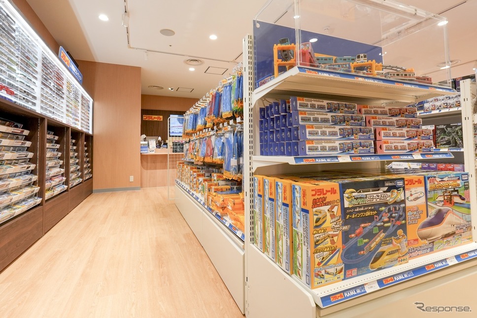 トミカ・プラレールショップ東京店 (c) TOMY《写真提供 タカラトミー》