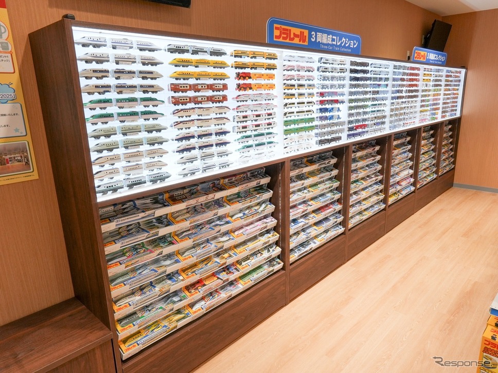 プラレール3両編成単品(約100本)大型壁面ディスプレイ (c) TOMY《写真提供 タカラトミー》