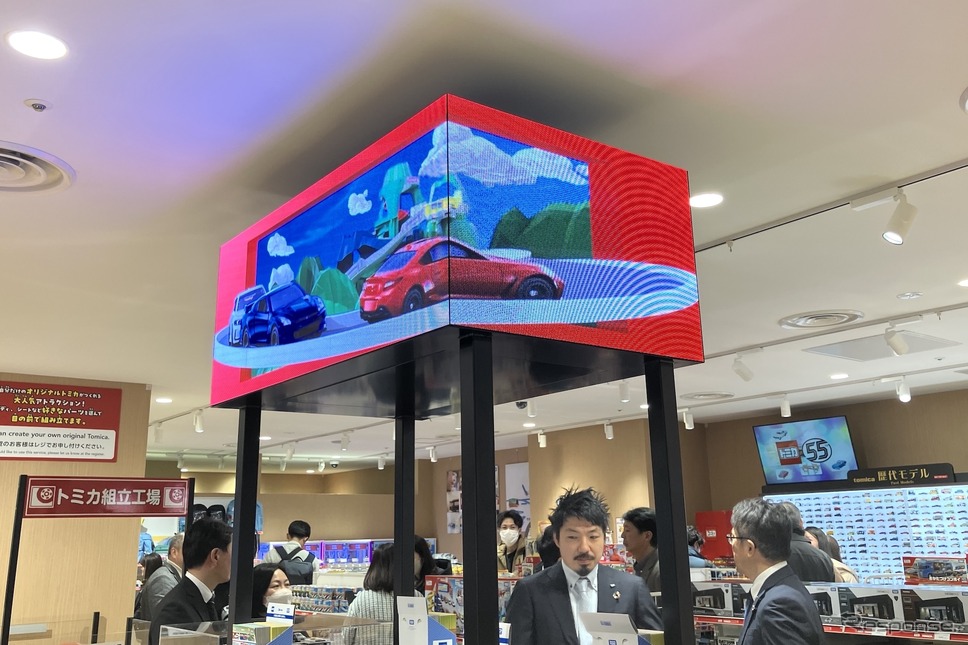 3D映像のLEDビジョン (c) TOMY《写真提供 タカラトミー》