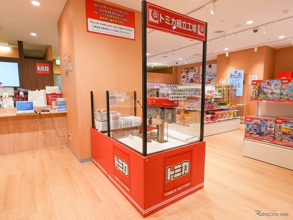 トミカ組み立て工場 (c) TOMY《写真提供 タカラトミー》