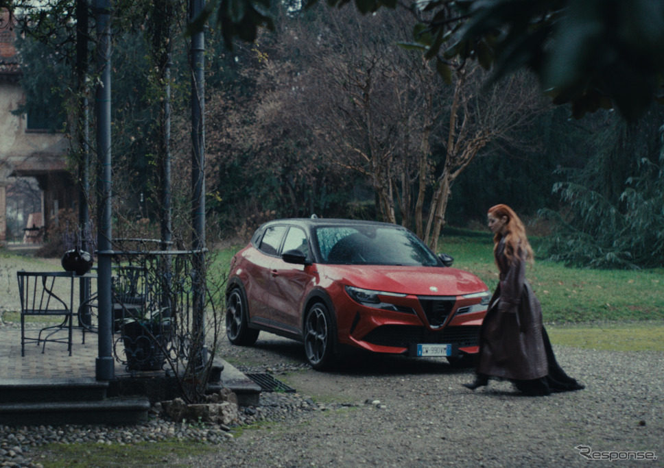 アルファロメオ『ジュニア』がイタリアの人気歌手ノエミのミュージックビデオに起用《photo by Alfa Romeo》