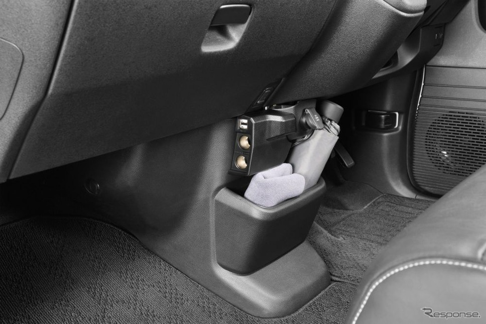 カーメイト「N-BOX専用増設電源ソケット&USB ダウンライト付き」《写真提供 カーメイト》