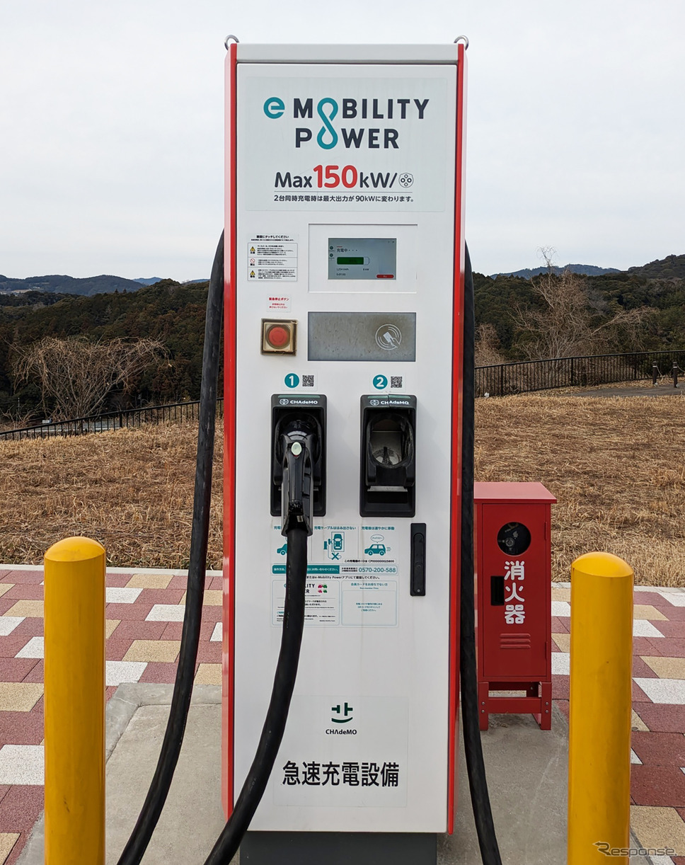 新東名NEOPASA浜松の150kw大容量充電スタンド《写真撮影 中村孝仁》